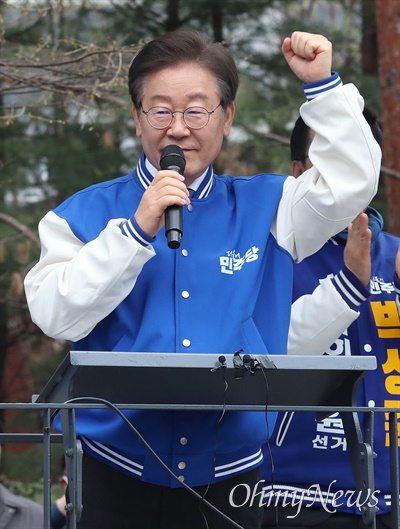 제22대 국회의원선거의 본격적인 선거운동이 시작된 3월 28일 오전 서울 성동구 왕십리역 앞 광장에서 열린 더불어민주당 중·성동갑 전현희 후보 선거출정식에서 이재명 더불어민주당 대표가 지지를 호소하고 있다.