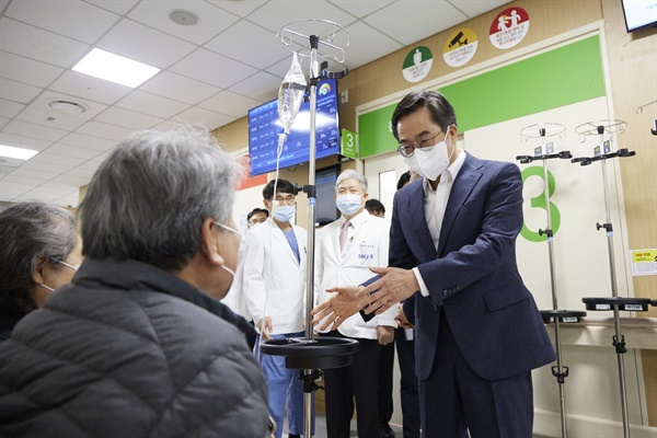 김동연 경기도지사가 28일 '의사 집단행동'과 관련 분당서울대학교병원을 방문, 의료시설 등을 둘러보고 있다. 