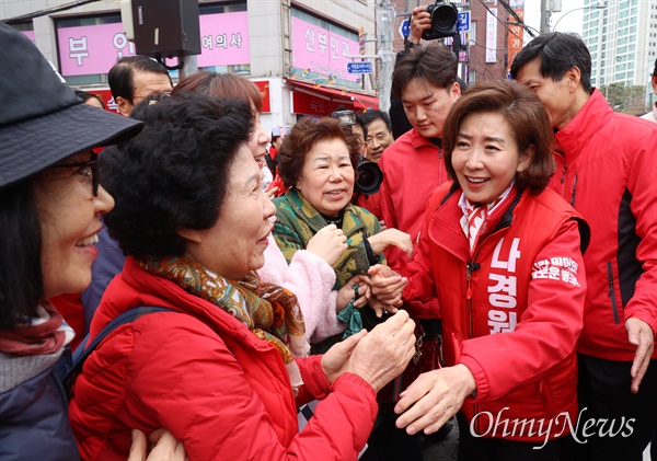 나경원 국민의힘 동작을 후보가 28일 오후 서울 동작구 남성역 골목시장 앞에서 출정식을 마친 뒤 유권자들과 인사를 나누고 있다.