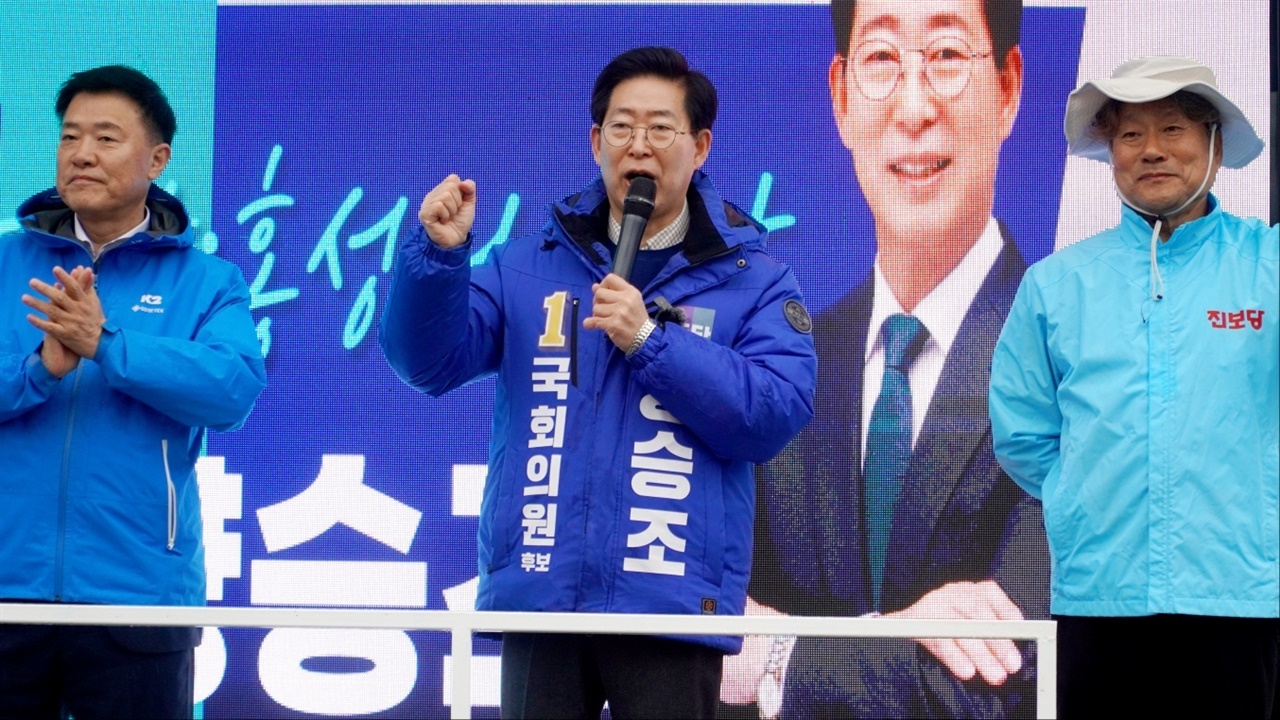 이날 출정식에는 김학민 전 후보와 야권 단일화로 연대한 진보당 김영호 후보가 함께했으며, 지지자들은 정당을 상징하는 파란색 계열의 옷을 입고 환호하며 양 후보의 선전을 응원했다.