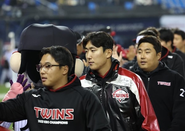  프로야구 LG 트윈스 투수 손주영이 28일 삼성 라이온즈와의 경기에서 승리를 기뻐하고 있다