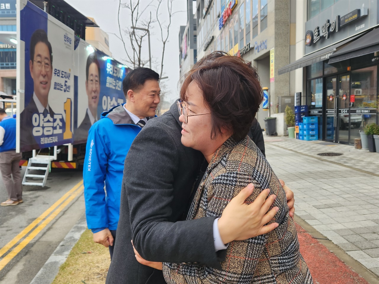 이탄희 더불어민주당 의원이 이태원 참사 유가족 최선미씨를 만나고 있다.