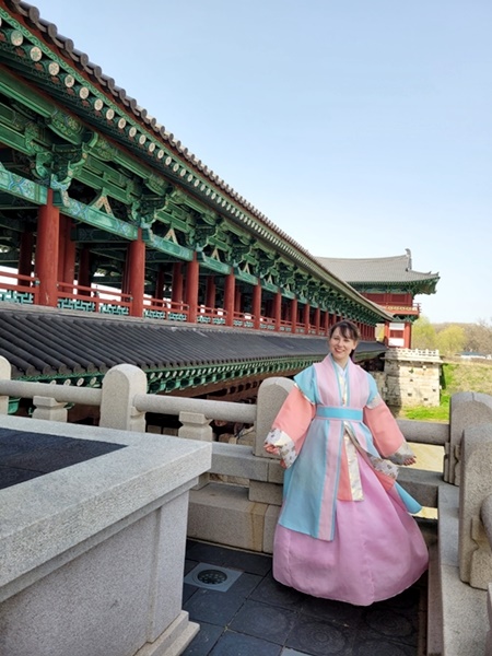 벚꽃이 피기 시작한 날, 경주 월정교에서 신라 한복을 입고 찍은 기념 사진