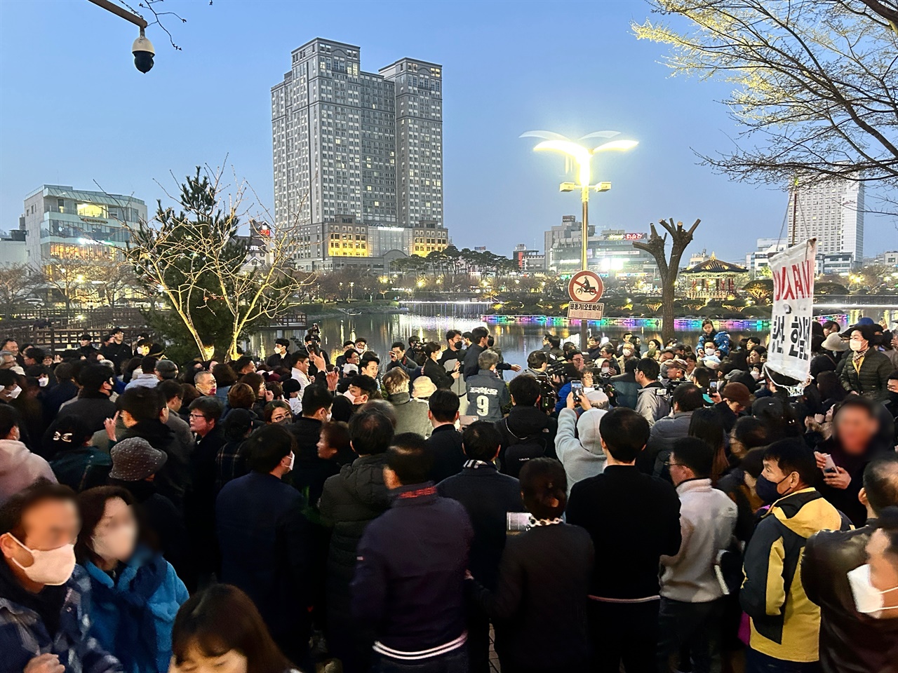 이날 오후 7시 조국 대표가 찾은 서산호수공원 인근 거리는 많은 지지자들이 모이면서 최근 조국혁신당의 인기를 실감케 했다.