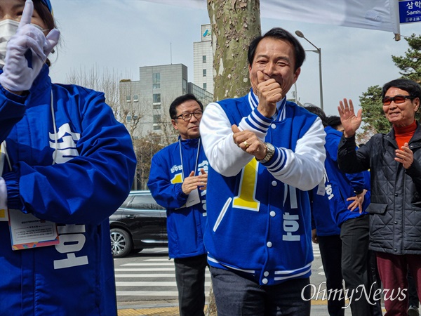 30일 오전 서울 송파구 석촌호수 서호 수변무대에서 송기호 송파을 후보가 선거송에 맞춰 선거운동원들과 함께 춤을 추고 있다.