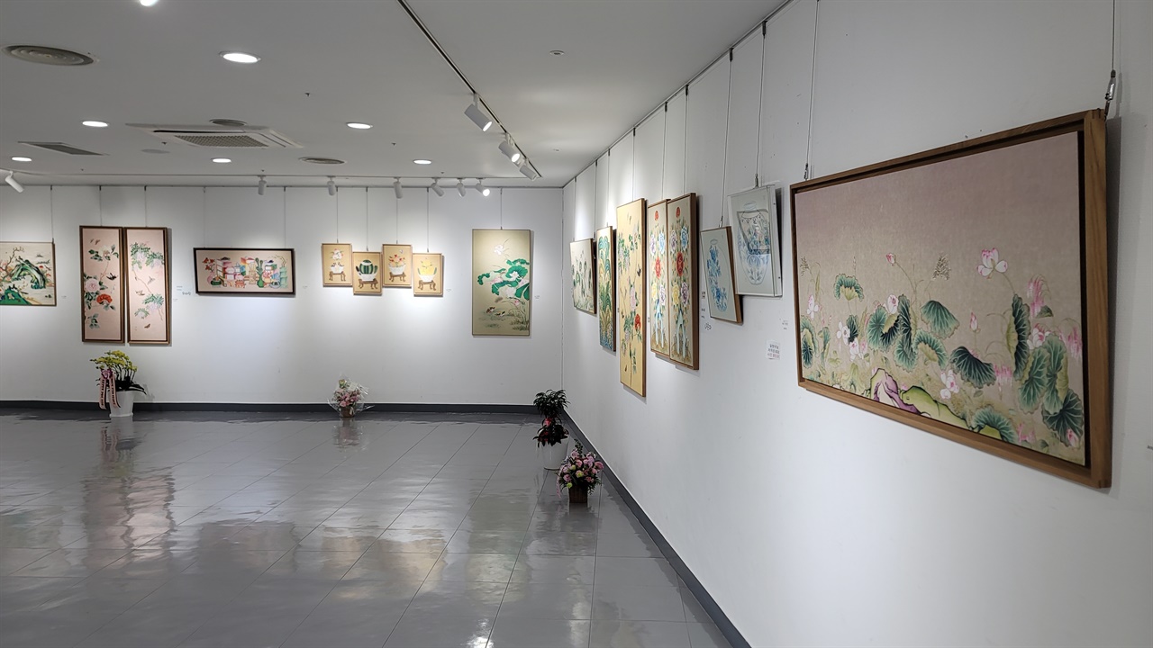 4월 2일까지 진주민화아틀리에 회원전인 <하하하>가 경상남도문화예술회관에서 열린다.