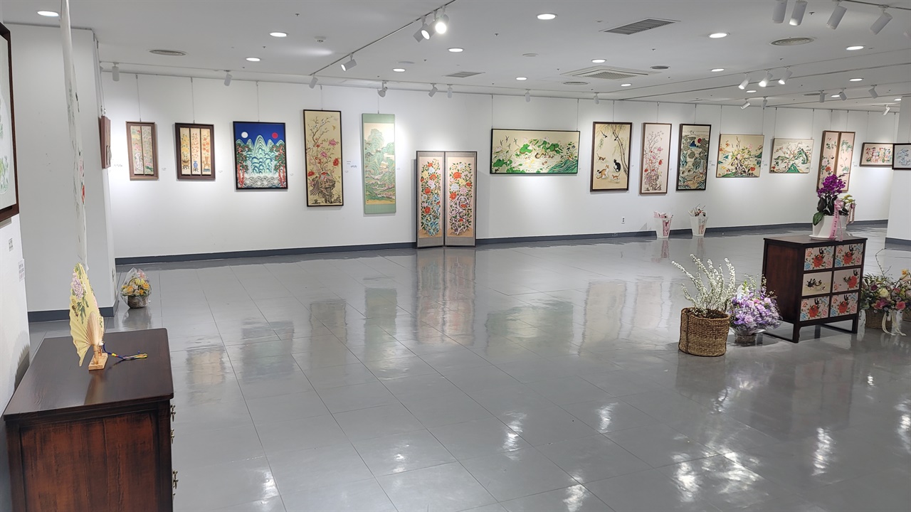 진주민화아틀리에 <하하하전>이 4월 2일까지 경상남도문화예술회관에서 열린다.