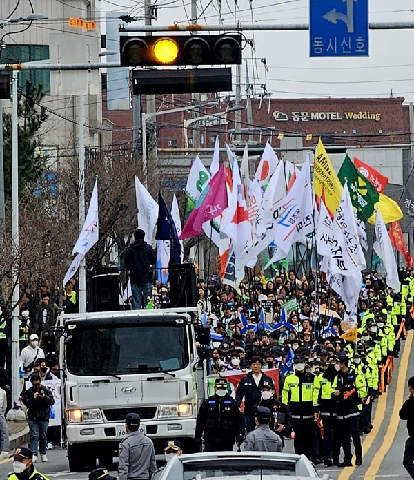 전국에서 달려온 1천여명의 집회 참가자들이 태안 도심에서 거리행진을 펼치고 있다