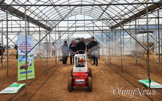 인천시 농업기술센터는 3월 28일 서구 시천동 일대에서 중소형 포도 농가에 특화된 '다목적 스마트 방제기' 보급사업을 위한 현장 시연회를 가졌다.
