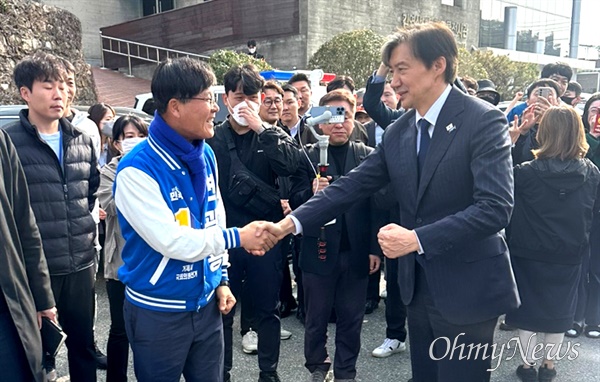 조국 조국혁신당 대표가 31일 오전 김영삼대통령 생가를 방문해 변광용 후보와 인사했다.