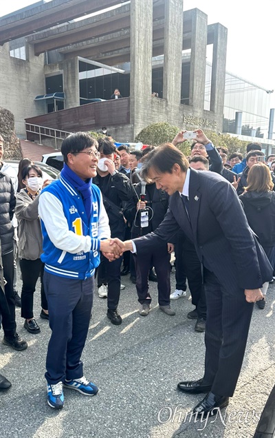 조국 조국혁신당 대표가 31일 오전 김영삼대통령 생가를 방문해 변광용 후보를 만났다.