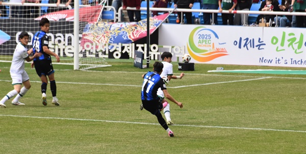  전반, 인천 유나이티드 FC 박승호(77번)가 오른발 대각선 슛을 시도하는 순간