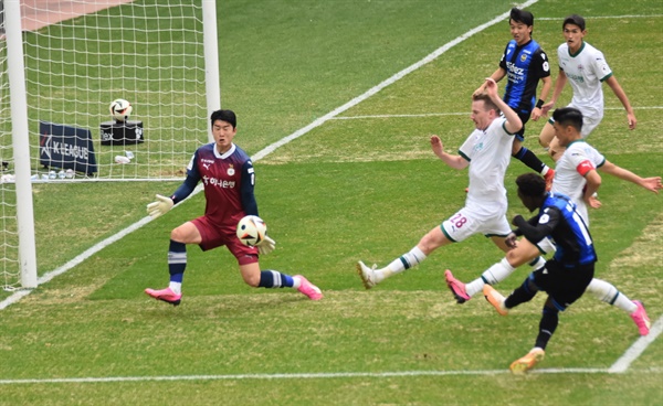  후반, 인천 유나이티드 제르소의 왼발 슛이 대전하나 시티즌 이창근 골키퍼에게 막히는 순간