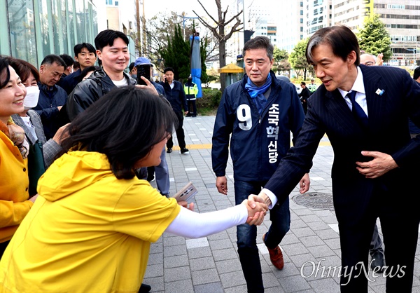  조국 대표는 31일 오전 롯데백화점 창원점 주변에서 시민들을 만나고 기자회견을 열었다.