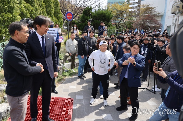 조국 대표는 31일 오전 롯데백화점 창원점 주변에서 시민들을 만났다.