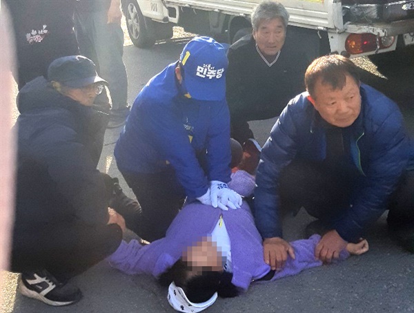 더불어민주당 우서영 후보의 선거운동원 이민환씨가 31일 아침 함안 가야오일장에서 쓰러진 70대 여성한테 심폐소생술 하고 있다.