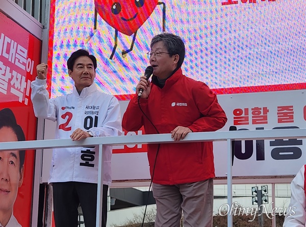 유승민 전 의원은 31일 서울 신촌 일대에서 이용호 서울 서대문구갑 후보를 지원 유세했다.