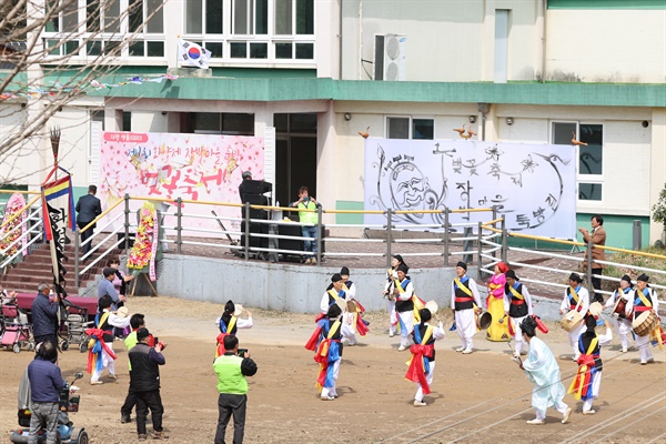  의령 화양제 둑방 벚꽃 축제.