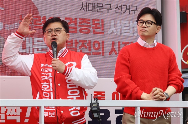 함운경 국민의힘 마포을 후보가 28일 오전 서울 서대문구 신촌 유플렉스 앞에서 열린 집중유세에 참석해 유권자들에게 지지를 호소하고 있다.