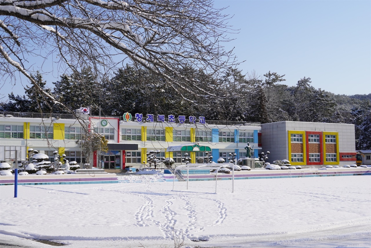 농촌의 한 초등학교의 겨울 전경입니다.