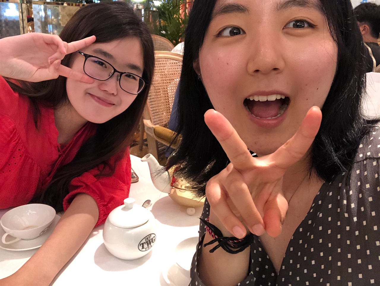싱가포르에서의 대학생활과 세계여행이라는 새로운 경험 앞에서 두 학생은 미래에 대해 이야기 나누고 있다.