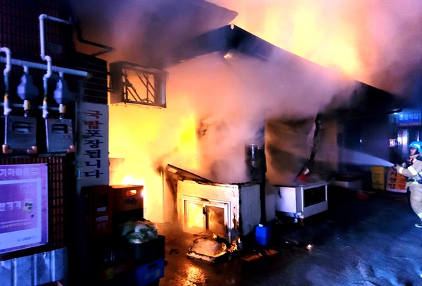 4월 2일 새벽, 남해군 남해읍 전통시장 어시장 점포 화재 발생.