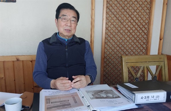 <제민일보> 4.3취재반장이던 양조훈 씨가 3월 29일 자택에서 자료 등을 보여주며 설명을 하고 있다. 