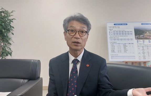 김종민 제주4.3평화재단 이사장이 3월 29일 집무실에서 인터뷰에 응하고 있다.