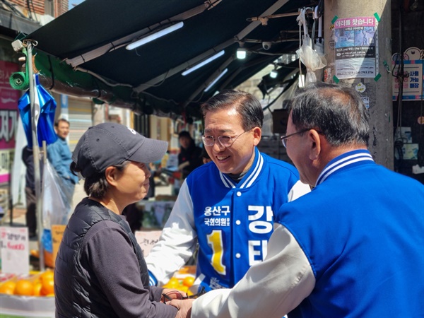 서울 용산구 더불어민주당 강태웅 후보가 지역구 주민과 인사를 나누고 있다.