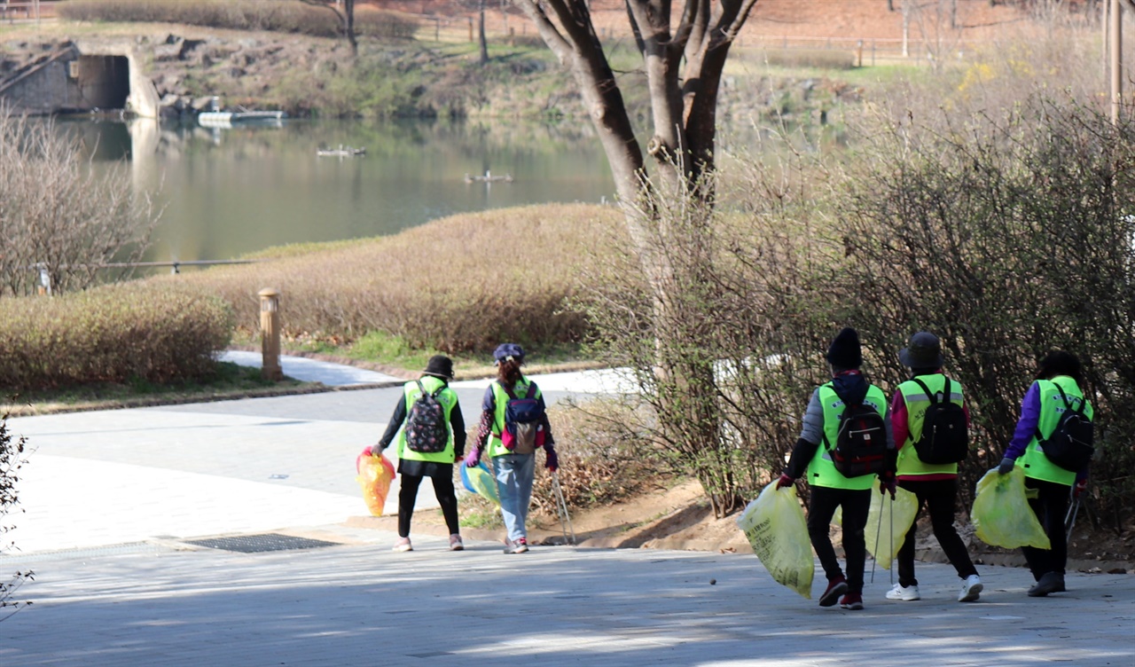 충북 청원구 오창읍의 한 공원에서 공공근로를 하는 인근 주민들과는 보다 긴 대화가 이어졌다. 역시 스무고개다.
