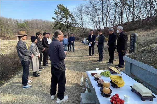 김구응·최정철 열사 모자(母子) 무덤에서 참배자들이 넋을 기리는 모습