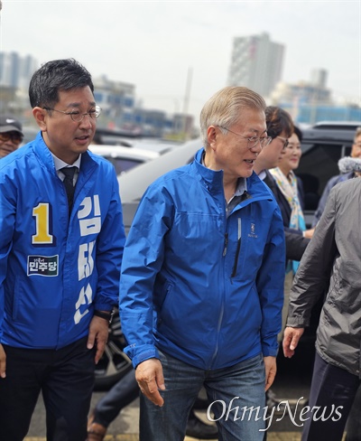 문재인 전 대통령이 2일 울산 동구 일산해수욕장 바닷길을 걸으며 지지자들고 인사하고 있다.