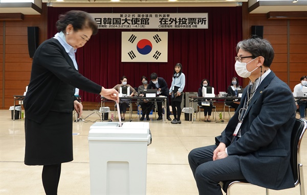 국회의원선거 재외 국민투표가 3월 27일 시작된 가운데 한 유권자가 일본 도쿄 총영사관에 마련된 재외투표소에서 투표하고 있다