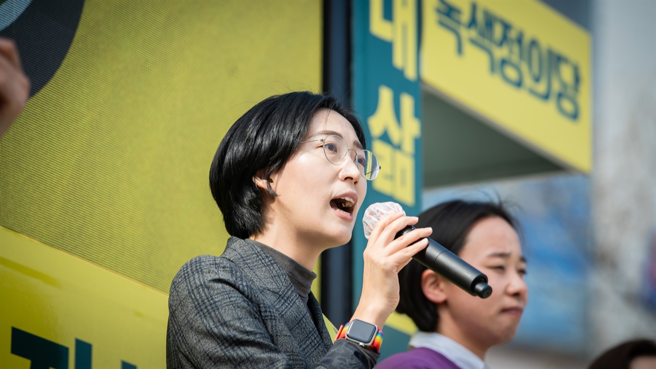 장혜영 국회의원이 3월 31일 서울 마포구에서 유세를 하고 있다.