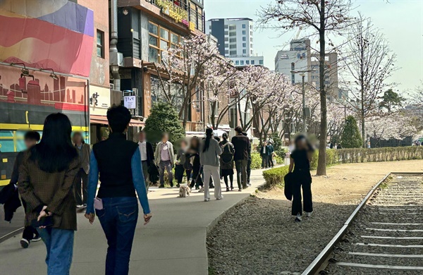 4월 2일 낮, 서울 마포구 와우산로 경의선책거리 거니는 시민들 모습