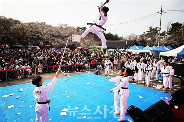 삼천포고등학교 학생들의 태권도 시범.