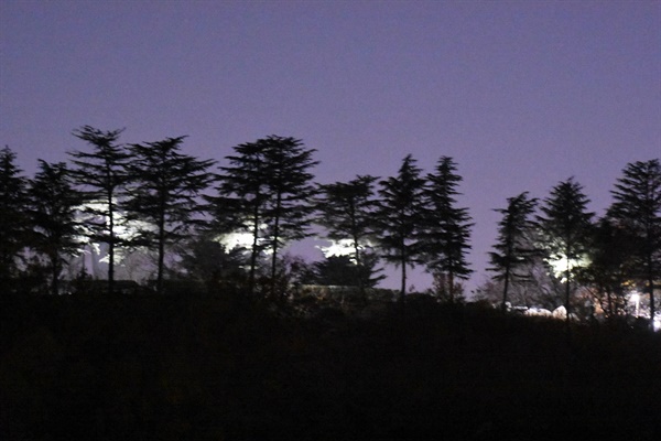 야간 조명을 밝히고 있는 인터불고호텔 꼭대기의 야외 주차장