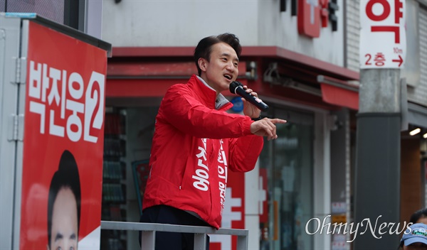 22대 총선 서울 강북을에 출마한 국민의힘 박진웅 후보가 3일 오전 미아사거리역에서 출근인사를 하고 있다.