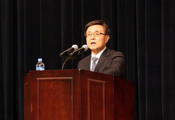 김백 신임 YTN 사장이 지난 4월 1일 서울 마포구 YTN 본사 미디어홀에서 열린 취임식에서 취임사하고 있다.
