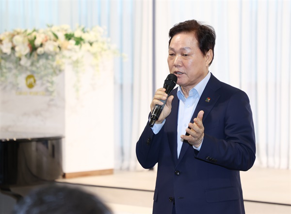 박완수 경남도지사, 2일 저녁 창원 소재 한 호텔에서 열린 융복합 창업 행사에서 강석훈 산업은행 회장을 만났다.