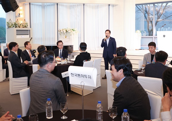 박완수 경남도지사, 2일 저녁 창원 소재 한 호텔에서 열린 융복합 창업 행사에서 강석훈 산업은행 회장을 만났다.