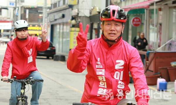용인시을 국민의힘 이상철 후보가 자전거를 타고 지역을 다니며 유세를 하고 있다.