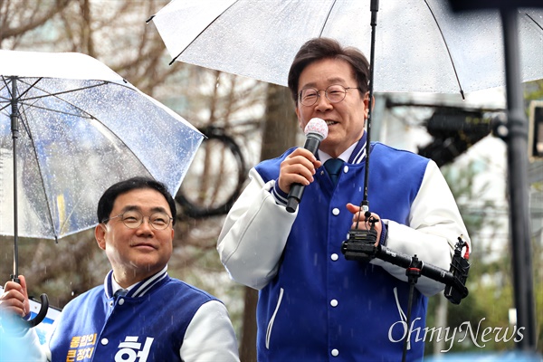  이재명 더불어민주당 대표가 3일 오후 비가 내리는 속에 창원을 찾아 허성무 후보 지원유세를 벌였다.