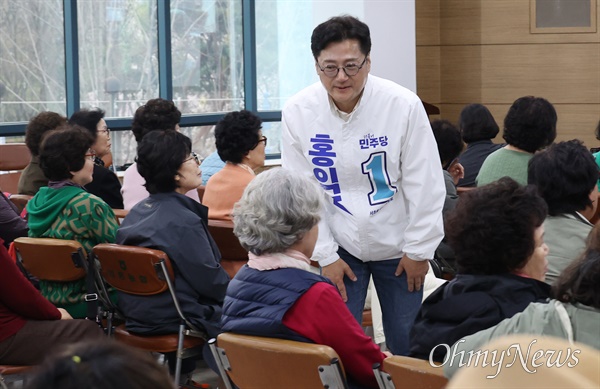 22대 총선 서울 서초을에 출마한 홍익표 더불어민주당 후보가 4일 오후 서초구 영동농협 노래교실을 찾아 어르신들에게 인사하고 있다.
