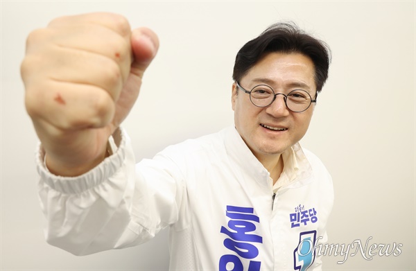 22대 총선 서울 서초을에 출마한 홍익표 더불어민주당 후보가 "반드시 뒤집겠다. 일내겠다"며 유권자들에게 지지를 호소했다.