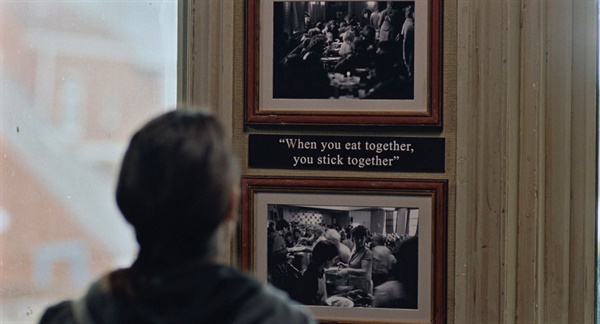  광부 파업 당시 흑백 사진과 그 아래 문구. "함께 먹으면 더 강해진다"라는 메시지가 적혀 있다. 