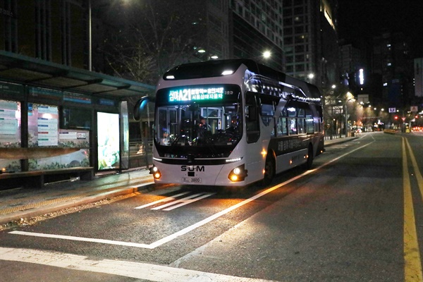 서울시는 합정역∼동대문 구간(9.8㎞)을 오가는 심야 자율주행버스를 운행하고 있다. 지난해 12월4일 운행을 시작한 이후 하루 평균 100여 명, 현재까지 6400여 명이 탑승했다.
