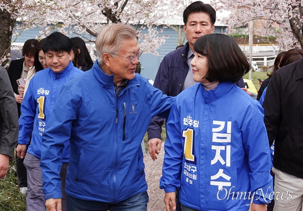 문재인 전 대통령이 4일 창원대를 찾아 김지수 더불어민주당 후보(창원 의창)와 벚꽃길을 걸었다.