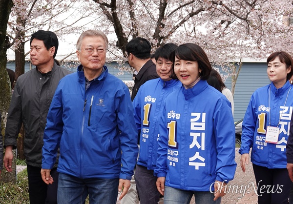 문재인 전 대통령이 4일 창원대를 찾아 김지수 총선후보와 벚꽃길을 걸었다.