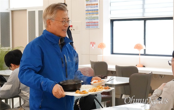 문재인 전 대통령이 4일 오전 김지수 더불어민주당 후보(창원 의창)와 창원대를 찾아 학생식당에서 점심식사를 함께 했다.